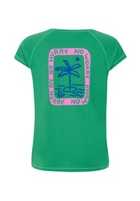 Grön kortärmad skjorta med rund halsringning, som har en rosa grafik av en palm och texten "HURRY NO WORRY" i blått.