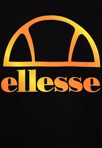 Ellesse märkeslogotyp med en orange och gul halvcirkel ovanför den gemena texten "ellesse" på en svart bakgrund.