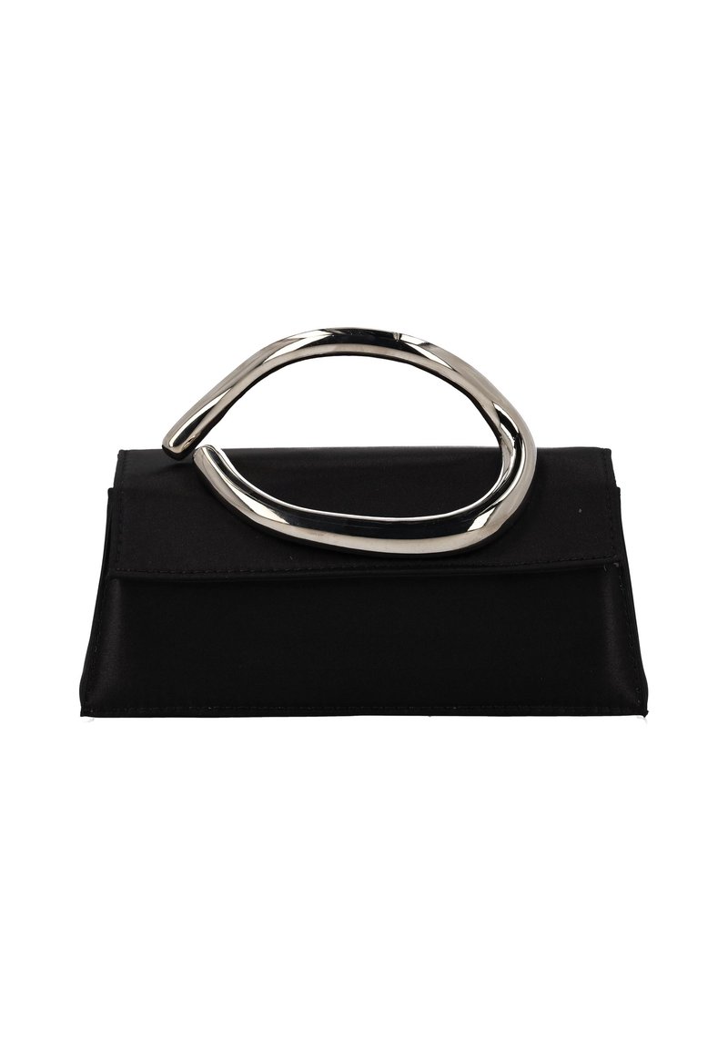 Zwarte stoffen handtas met een oversized zilveren metalen handvat en een platte, gestructureerde vorm. Gladde textuur met een omslagklep.