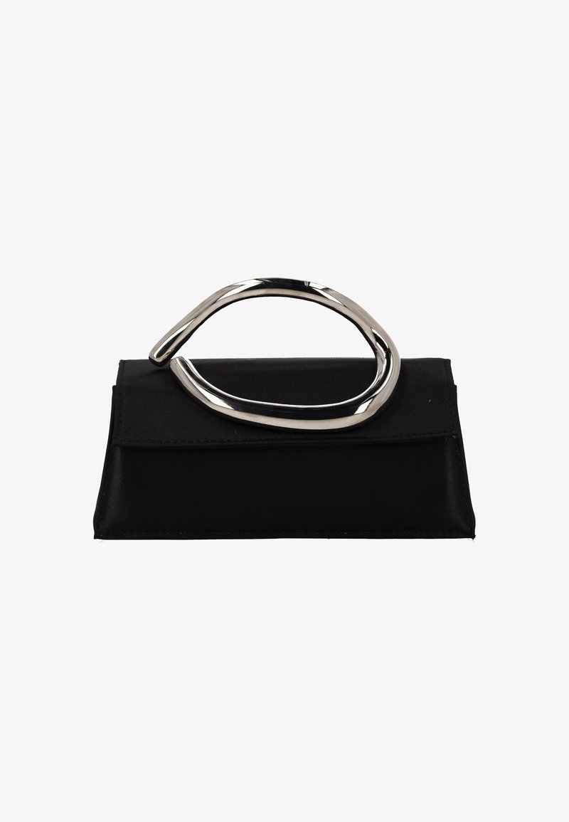 Zwarte stoffen handtas met een oversized zilveren metalen handvat en een platte, gestructureerde vorm. Gladde textuur met een omslagklep.