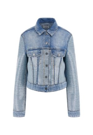 Lichtblauwe denimjack met een kraag, knoopsluiting, twee borstzakken en een cropped ontwerp. Textuurlichaam met contrasterende mouwdetails.