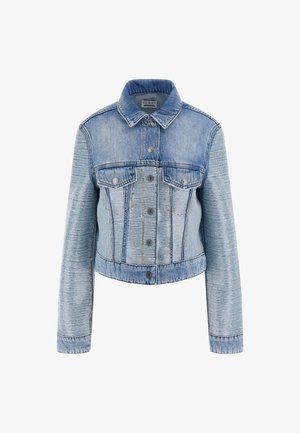 Svetlo modra jeans jakna s ovratnikom, zapiranjem na gumb, dvema žepoma na prsih in skrajšano zasnovo. Teksturi telo s kontrastnimi detajli rokavov.