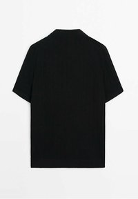 Polo di colore nero a maniche corte con texture ribbed, colletto piatto e orlo dritto. Nessun accento o motivo aggiuntivo.