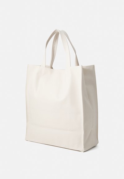 Borsa tote beige con due manici, realizzata in materiale liscio. Caratterizzata da una forma rettangolare spaziosa e da un design minimalista.