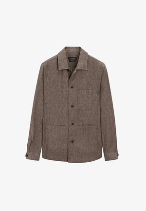 Brun langærmet skjorte med knapper, krave og tre synlige lommer foran, vist fladt på en hvid baggrund.