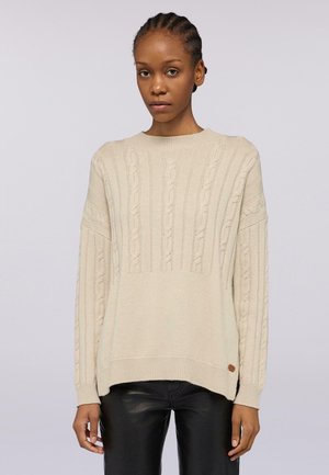 Maglione beige lavorato a maglia con motivo a trecce, collo e polsini a coste, vestibilità ampia e orlo posteriore leggermente più lungo.