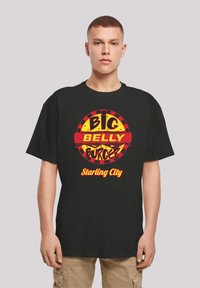 Černé bavlněné tričko s výraznou kulatou grafikou a textem v oranžové a žluté barvě: "BIG BELLY BURGER Starling City," s červenými akcenty.