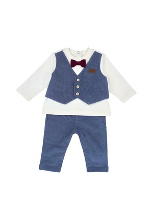 Chemise bébé blanche à manches longues avec gilet bleu, nœud papillon bordeaux et pantalon bleu assorti, posés à plat sur fond blanc.