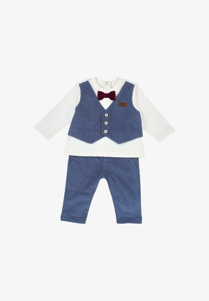 Chemise bébé blanche à manches longues avec gilet bleu, nœud papillon bordeaux et pantalon bleu assorti, posés à plat sur fond blanc.