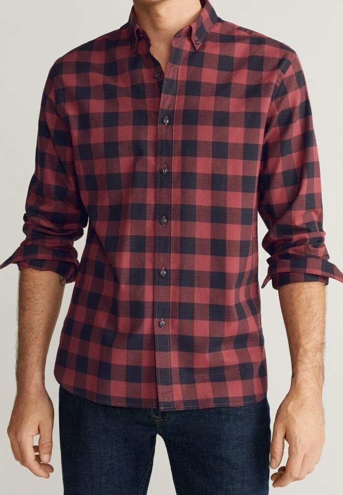 Chemise à manches longues à carreaux rouge et bleu marine, dotée d'un col boutonné et de poignets retroussés, fabriquée en tissu léger.