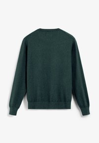 Grön stickad tröja med rundad halsringning, ribbade ärmslut och fåll. Tyget har en mjuk textur och en enhetlig färg utan mönster.