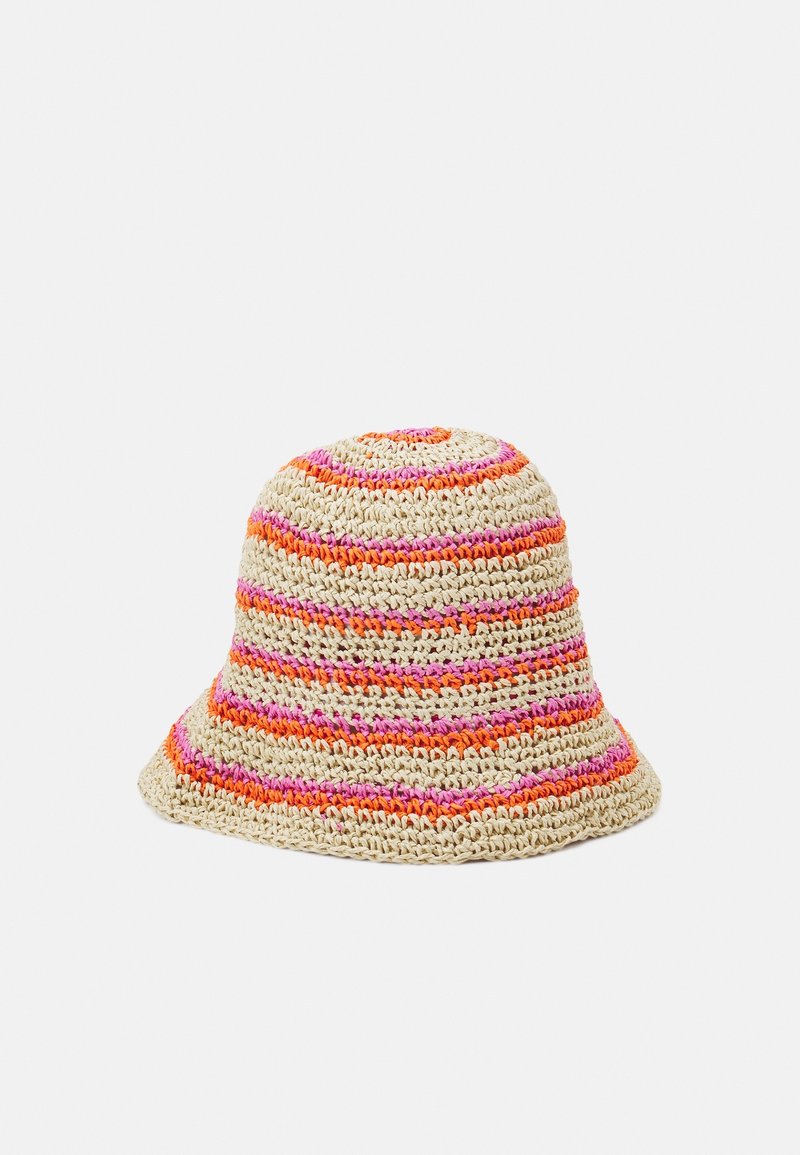 Chapeau seau en crochet avec une base beige et des rayures horizontales roses et orange sur fond blanc.