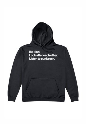 Schwarzer Kapuzenpullover mit Fronttasche, auf der weiße Schrift steht: "Sei nett. Kümmer dich umeinander. Höre Punkrock." Weicher Stoff, lockere Passform.