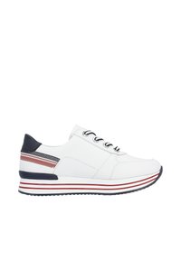 Weißer Sportschuh mit einer glatten synthetischen Oberseite, maritimen Akzenten und rot-blauen Streifenmustern entlang der Sohle und Ferse.