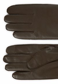 Gants en cuir marron avec cinq doigts, présentant une couture détaillée et une texture lisse. Le design est classique sans accents supplémentaires.