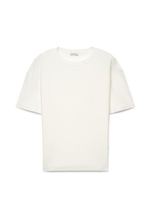 Schlichtes weißes T-Shirt mit kurzen Ärmeln und Rundhalsausschnitt, locker sitzend mit sichtbarem Etikett am Kragen.