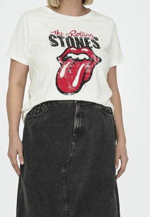 T-shirt en coton blanc avec un logo Rolling Stones rouge et noir usé, illustré d'une langue. Associé à une jupe en denim noir.
