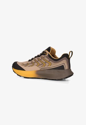 Trailrunningschoenen met een lichtgewicht bovenwerk van bruin mesh met gele en zwarte accenten, een dikke bruine zool en een gestructureerde grip.