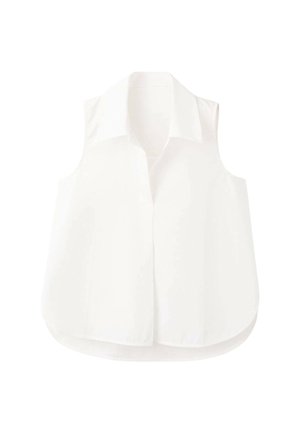 Bluza albă fără mâneci, cu guler ascuțit, material neted și croială lejeră cu tiv curbat. Fără modele sau accesorii vizibile.