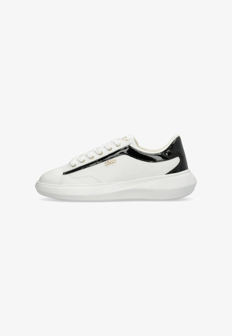 Λευκό sneaker χαμηλού ύψους με μαύρες λακαριστές λεπτομέρειες, λευκά κορδόνια, χοντρή σόλα και μικρό χρυσό λογότυπο "Liu Jo" στο πλάι.