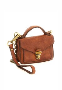 Borsa in pelle di un ricco marrone, dotata di manico superiore, catena per indossarla a tracolla, chiusura a pattina con finiture dorate e dettagli cuciti.