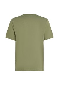 Camiseta de manga corta verde oliva, cuello redondo, textura suave, corte regular, diseño básico, sin patrones ni acentos destacados.