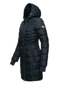Geacă puffer bleumarin cu cusături în formă de zig-zag, glugă, buzunare cu fermoar, curea în talie și manșete ribbate. Are un logo pe mânecă.