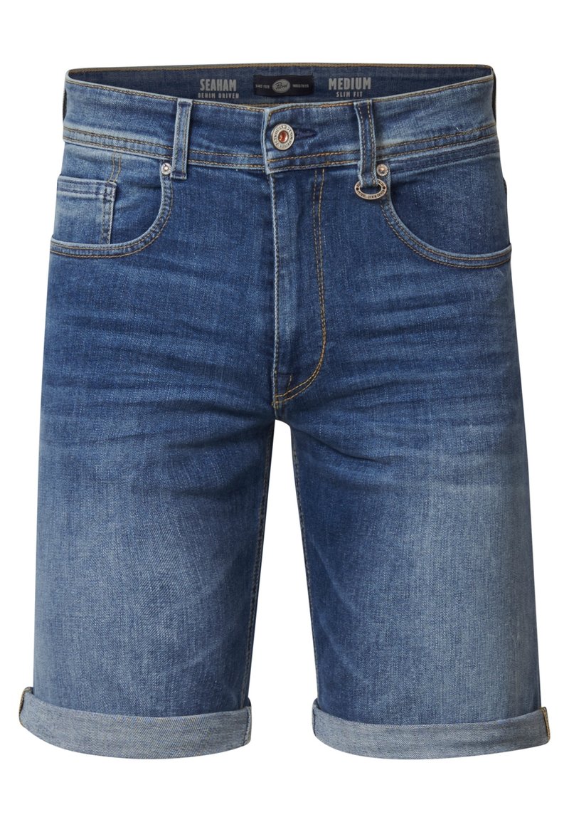 Shorts de denim en lavado azul medio, ajuste slim, con dobladillos enrollados, diseño de cinco bolsillos y un ligero desgaste en la tela.