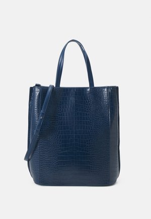 Duża granatowa torba typu tote z fakturą skóry krokodyla, dwoma uchwytami na ramię i regulowanym paskiem na ramię.