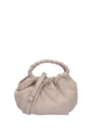 Zachte beige handtas met een gevlochten handvat, een geplooide bovenkant en een verstelbare riem met metalen gesp.