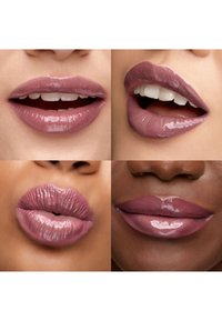 Vier Nahaufnahmen von Lippen, die verschiedene Schattierungen von zartem Mauve-Lippenstift zeigen, mit glänzenden und matten Finishes sowie unterschiedlichen Lippenstrukturen.
