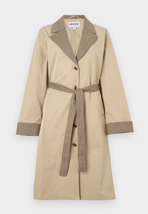 Trench-coat beige avec un grand col pied-de-poule et une ceinture. Dispose de deux poches avant et de boutons au centre. Coupe ajustée avec manches longues.