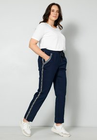 MIAMODA EDLER SEITENSTREIFEN, ELASTIKBUND - Trainingsbroek - navy blue