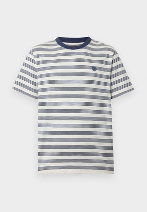 Maglietta bianca con righe orizzontali blu navy, collo a girocollo e piccolo logo blu navy sul lato sinistro del petto.