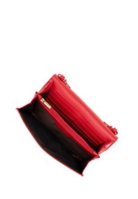 Borsa a tracolla in pelle rossa dal design elegante e chiusura con zip. L'interno presenta scomparti per carte e una tasca con zip. Texture liscia, senza motivi visibili.