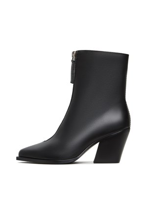 Zwarte leren enkellaars met een spitse neus, zijrits en een medium blokhak. Glad materiaal met minimale details.