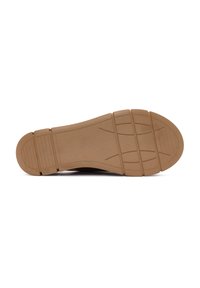 Suela de zapato de goma marrón con superficie texturizada, ranuras horizontales y punta redondeada para tracción y estabilidad.
