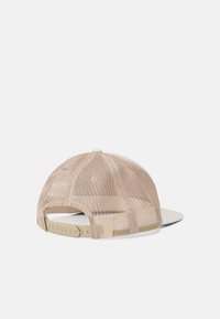 Beisbolo kepuraitė su šviesiai ruda tinkleliu ant nugaros, plokščiu kraštu ir reguliuojamu užsegimu. Audinys su tekstūra ir ventiliacijos skylutėmis. Švarus dizainas.