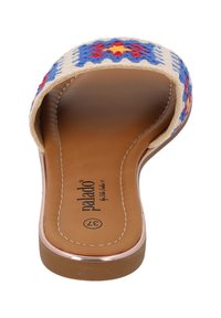 Platt sandal med en beige vävd ovandel som har ett mönster i blått, rött och gult. Brun sula och vadderad innersula. Varumärkeslogotyp synlig inuti.