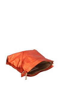 Pochette zippée en métal orange avec surface texturée, design angulaire, quincaillerie dorée et intérieur beige. Ouverte pour révéler le compartiment intérieur.