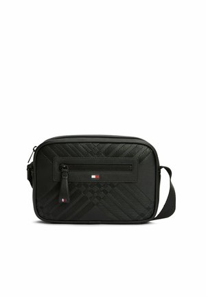 Borsa a tracolla rettangolare nera con motivo geometrico texturizzato, tasca frontale con zip e tracolla regolabile.