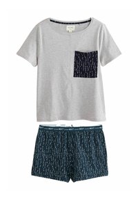 Grijze katoenen t-shirt met een marineblauwe pocket in patroon, gecombineerd met marineblauwe shorts met een witte abstracte design en een merkelastische tailleband.