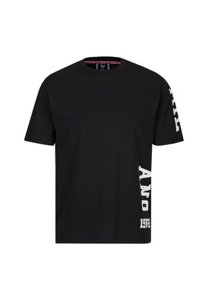 Zwarte katoenen t-shirt met een ronde hals, korte mouwen en een wit gedrukt tekstontwerp aan de linkerkant en op de mouw. Soepele textuur, casual pasvorm.