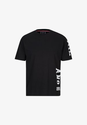 Zwarte katoenen t-shirt met een ronde hals, korte mouwen en een wit gedrukt tekstontwerp aan de linkerkant en op de mouw. Soepele textuur, casual pasvorm.