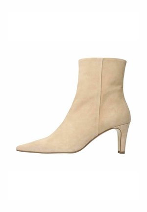 Beiger Wildleder-Stiefelette mit spitz zulaufender Kappe und schlankem, mittelhohem Absatz, seitlichem Reißverschluss und glattem, nahtlosem Design.
