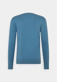 Blauer Strickpullover, Rundhalsausschnitt, lange Ärmel, glatte Textur, gerippte Bündchen und Saum, zeichnet sich durch ein dezentes Design-Detail im Rücken aus.