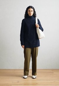 Marc O'Polo LONGSLEEVE STAND UP COLLAR - Strikkegenser - deep blue sea