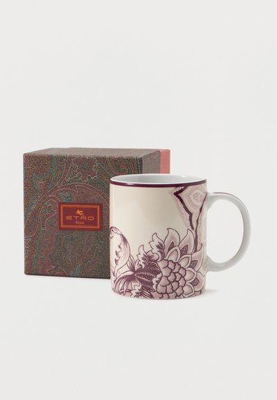 Tasse en céramique blanche avec motif floral violet et boîte assortie portant l'étiquette "Etro Home" sur fond blanc.