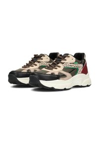 Sneaker chunky con rete beige, nera e oliva, stampa leopardata, accenti verdi, lacci a fantasia e controfondo rosso su suole bianche.