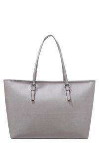 Sac fourre-tout gris en matériau synthétique structuré. Dispose de deux poignées plates et de matériel minimal. Forme rectangulaire avec une texture lisse.